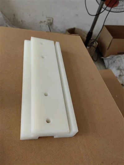 Pièces d'extrusion en plastique OEM Profil d'extrusion de PVC Profil d'extrusion de PE Profil d'extrusion UHMWPE Profil d'extrusion de PP Pièces d'extrusion de PC Pièces d'extrusion moulées par OEM